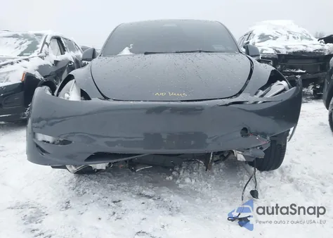 2022 Tesla Model Y Long Range Dual Motor All-Wheel Drive z USA, uszkodzony, nr VIN 7SAYGDEE6NF450743